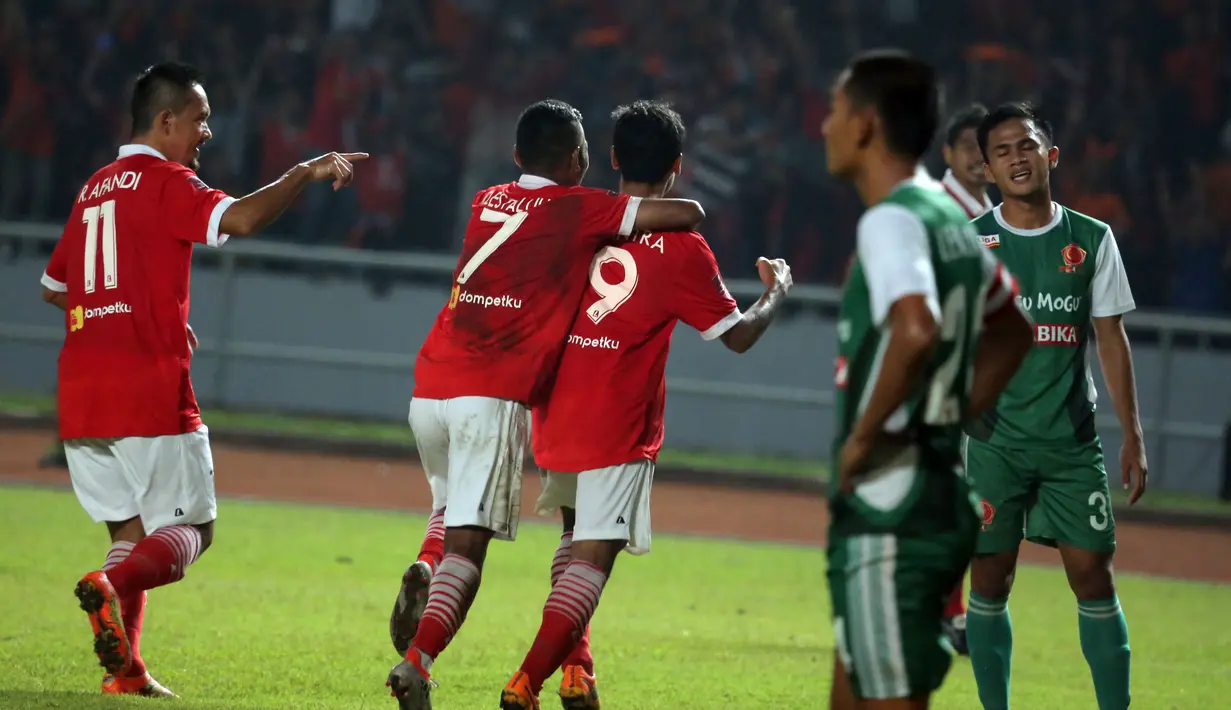 Pemain Persija melakukan selebrasi usai mencetak gol ke gawang PS TNI di lanjutan Torabika Soccer Championship presented by IM3 Ooredoo di Stadion GBK Jakarta, Jumat (10/6). Persija unggul 1-0 atas PS TNI. (Liputan6.com/Helmi Fithriansyah)