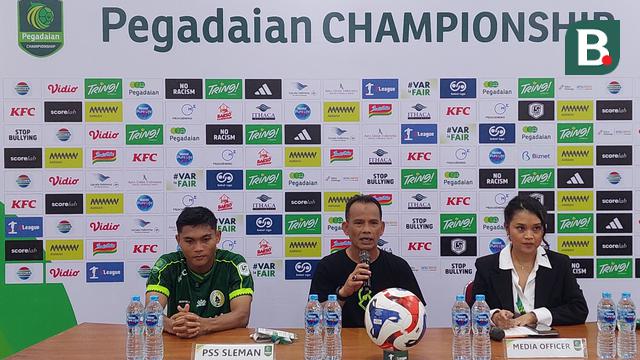 Pelatih PSS Sleman, Ansyari Lubis (tengah)
