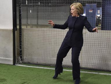 Kandidat Presiden AS dari Partai Demokrat, Hillary Clinton, menjadi kiper dalam sebuah laga eksebisi di Indoor Soccer Center, Las Vegas, AS, (13/2/2016). (Reuters/David Becker)