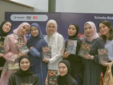 Kini fokus jadi penulis, Natasha Rizky punya penggemar seperti Citra Kirana, Zaskia Adya Mecca, hingga Dewi Sandra. Mereka terlihat kompak menghadiri perilisan buku baru Natasha Rizky. (Liputan6.com/IG/@natasharizkynew)