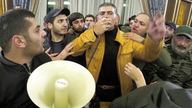 FOTO: Tolak Berhenti Bertempur dengan Azerbaijan, Warga Armenia Geruduk Gedung Parlemen