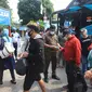 Petugas memeriksa suhu penumpang yang turun dari bus Antar Kota Antar Provinsi (AKAP) di Terminal bus Kalideres, Jakarta Barat, Senin (17/5/2021). Arus balik pemudik mulai terlihat di sejumlah terminal di Jakarta, salah satunya di Terminal Kalideres. (Liputan6.com/Angga Yuniar)