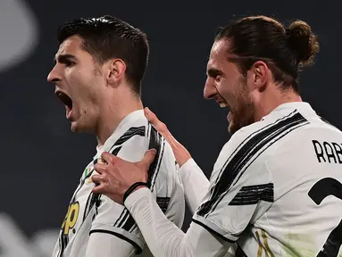 Striker Juventus, Alvaro Morata (kiri) bersama Adrien Rabiot melakukan selebrasi usai mencetak gol ketiga timnya ke gawang Lazio dalam laga lanjutan Liga Italia 2020/21 di Allianz Stadium, Turin, Sabtu (6/3/2021). Juventus menang 3-1 atas Lazio. (AFP/Miguel Medina)