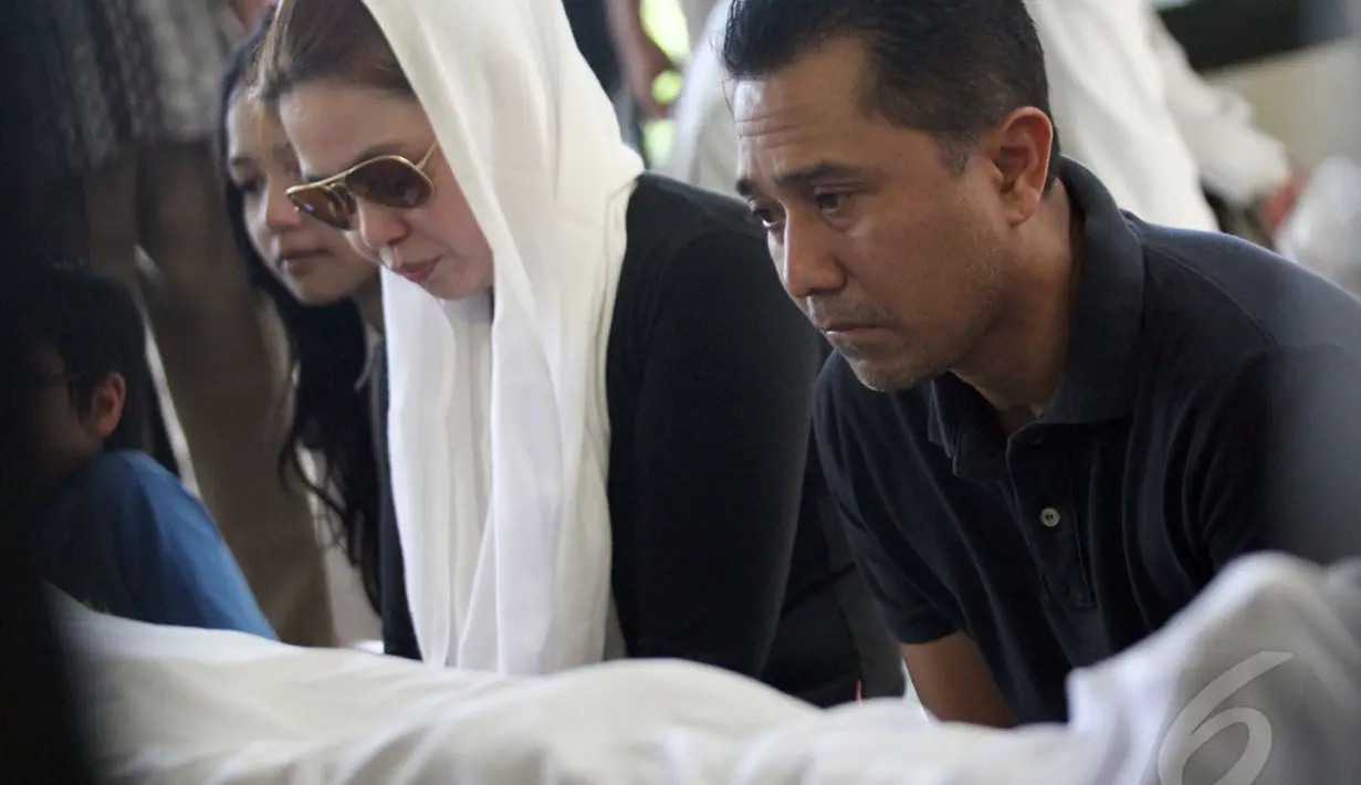 Lukman Sardi tak kuasa membendung air matanya saat melepas ayahnya, Idris Sardi, Senin (28/4/2014)  (Liputan6.com/Faizal Fanani).