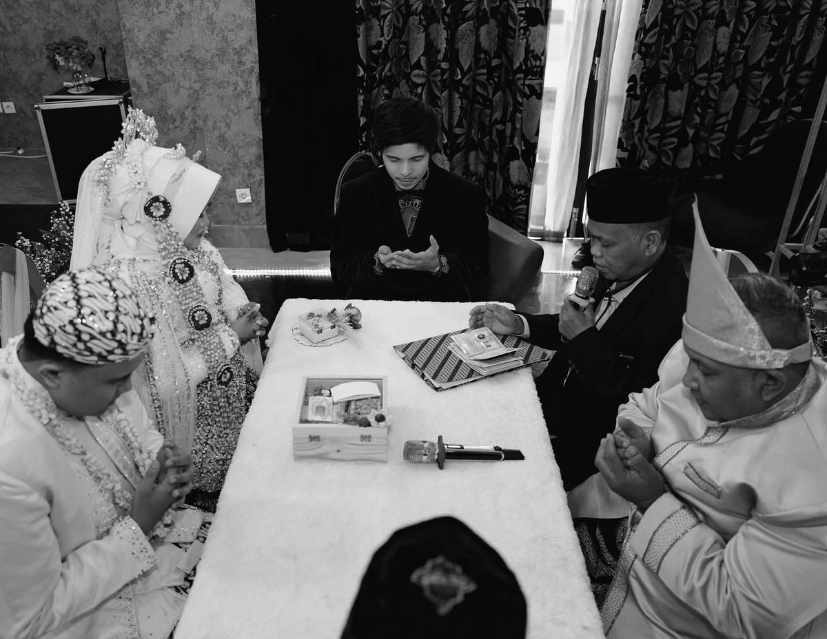 7 Potret Atta Halilintar Jadi Saksi Nikah Karyawannya, Tampil Formal - Disebut Lebih Ganteng Tanpa Kacamata Hitam