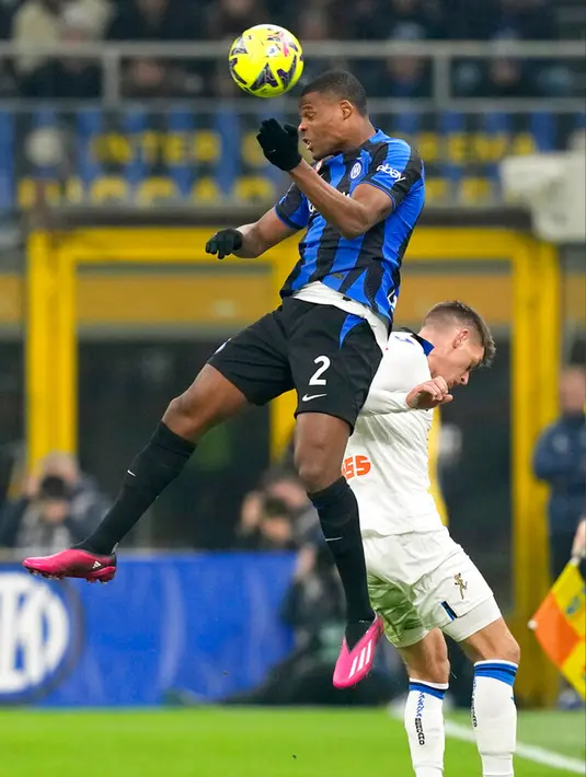 <p>Pemain Inter Milan Denzel Dumfries menyundul bola di atas pemain Atalanta Joakim Maehle pada pertandingan sepak bola perempat final Coppa Italia di Stadion San Siro, Milan, Italia, 31 Januari 2023. Inter Milan menang 1-0 atas Atalanta dan berhasil melaju ke semifinal Coppa Italia. (AP Photo/Antonio Calanni)</p>