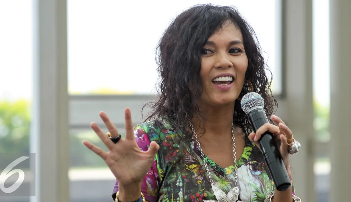 Delia Von Rueti saat menjelaskan gerakan 1 T-shirt for 1 Tree Movement, Jakarta, Rabu (23/11). Delia donasikan 2500 hektar lahan pribadinya untuk konservasi membangun taman hutan hujan tropis pertama di Indonesia. (Liputan6.com/Yippy Renato)