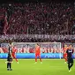 Fans Bayern Munchen turut mengkritik polisi yang menangani tragedi Kanjuruhan saat pertandingan melawan Viktoria Plzen di fusball Arena, Rabu (5/10/2022) dini hari WIB. (twitter/eurofoot)
