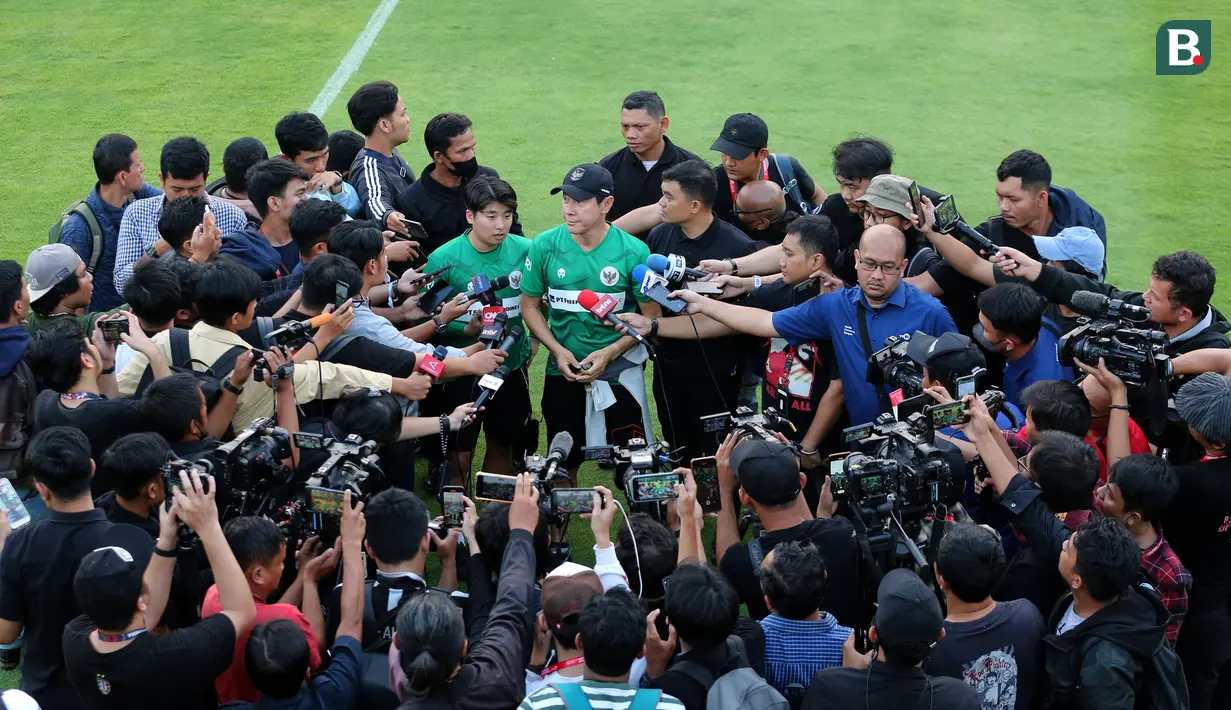 <p>Pelatih Timnas Indonesia, Shin Tae-yong menjawab pertanyaan para wartawan saat sesi latihan di Lapangan A Gelora Bung Karno (GBK), Senayan, Jakarta Pusat, Kamis (15/6/2023) sore WIB. Latihan dilakukan sebagai persiapan menghadapi Timnas Argentina pada laga persahabatan FIFA Matchday, 19 Juni 2023 di Stadion Utama Gelora Bung Karno. (Bola.com/Bagaskara Lazuardi)</p>