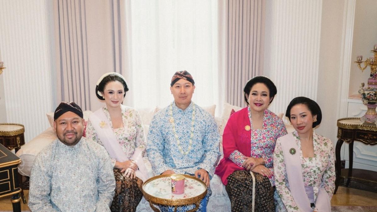 Penampilan Senada Tata Cahyani dan Putrinya Dibalut Kebaya Kutu Baru saat Hadir Proses Siraman Darma Mangkuluhur