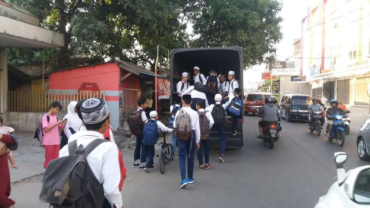 Polisi Cirebon Mendadak Jadi Sopir 'Angkot' Gratisan 