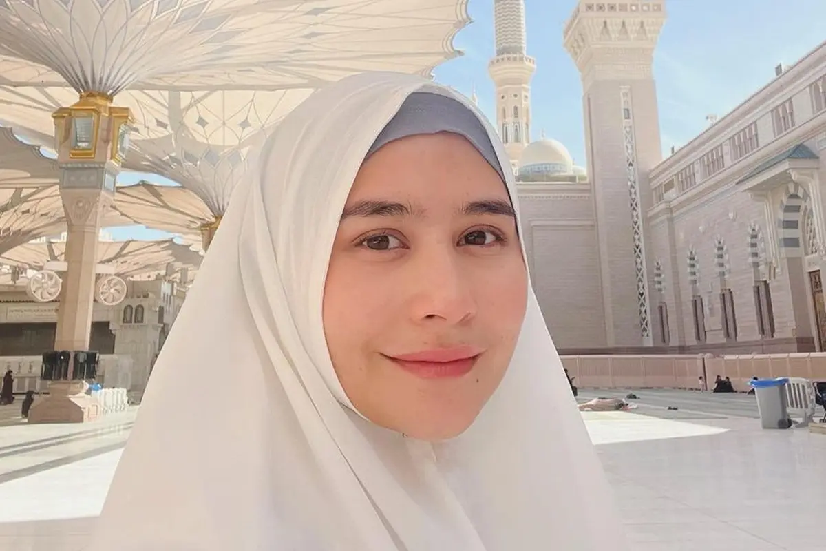 Prilly Latuconsina Umrah