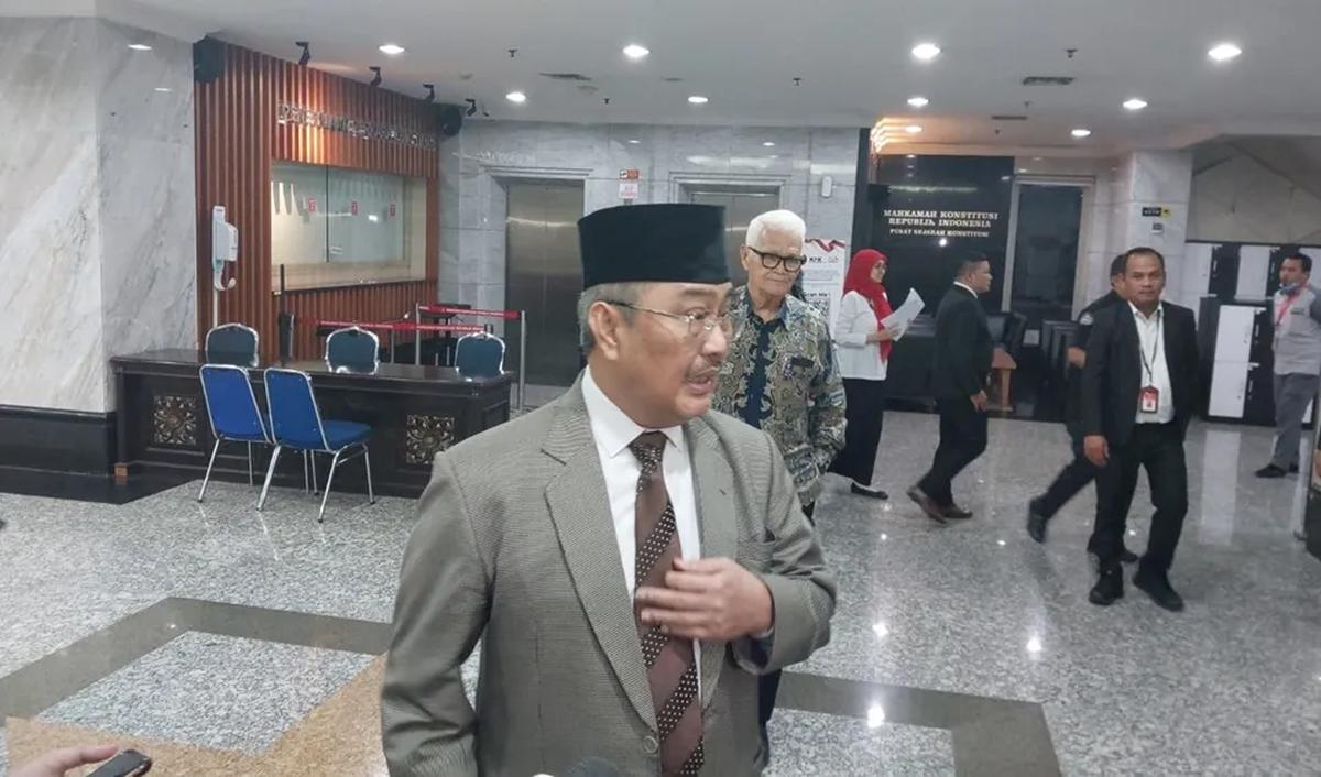 Jimly memastikan semua hakim konstitusi akan dihadirkan dalam sidang dugaan pelanggaran kode etik putusan batas usia capres cawapres.<br>