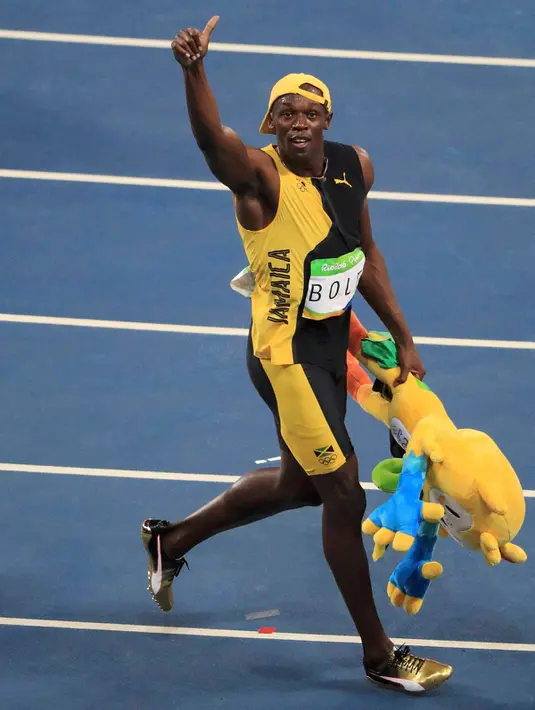 Usain Bolt membawa boneka Olimpiade Rio 2016 usai meraih emas kategori sprint 100 meter Olimpiade 2016 di Rio de Janeiro, Brasil, (15/8). Usain Bolt berhasil meraih emas di tiga Olimpiade berturut-turut. (REUTERS/Dominic Ebenbichler)