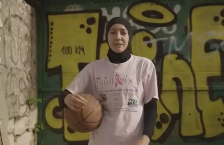 Jilbab dan olahraga kini semakin tak berjarak. Atlet muslim pun akan dapat mengenakan jilbab saat bermain basket. (Vimeo / Screengrab)