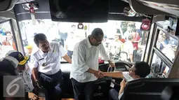 Menhub Budi Karya menyapa supir di Stasiun Gambir, Jakarta, Minggu (16/10). Budi meninjau fasilitas Integrasi Moda Transportasi yang ramah disabilitas (Liputan6.com/Faizal Fanani)