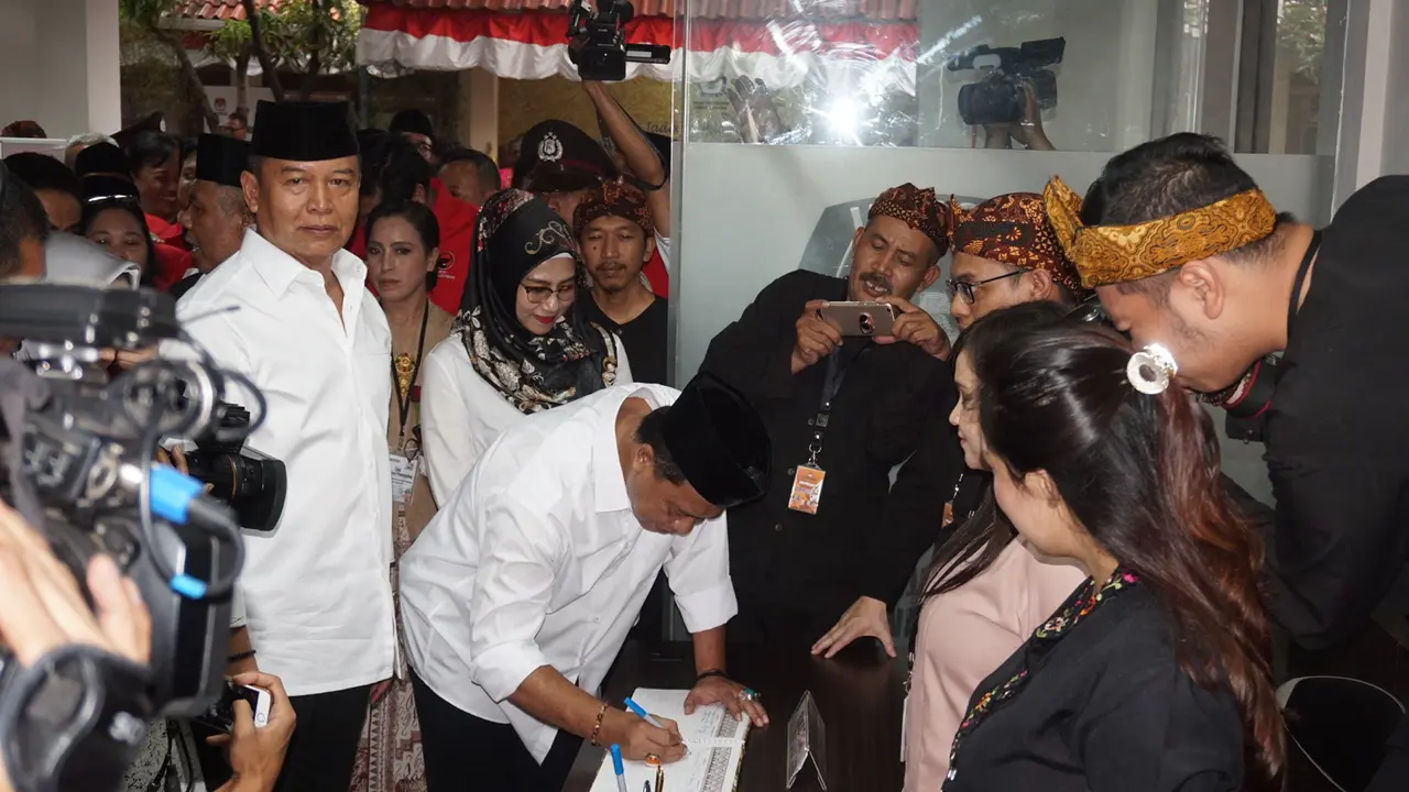 Pasangan Tubagus Hasanuddin dan Anton Charliyan mendaftar ke KPUD Jabar