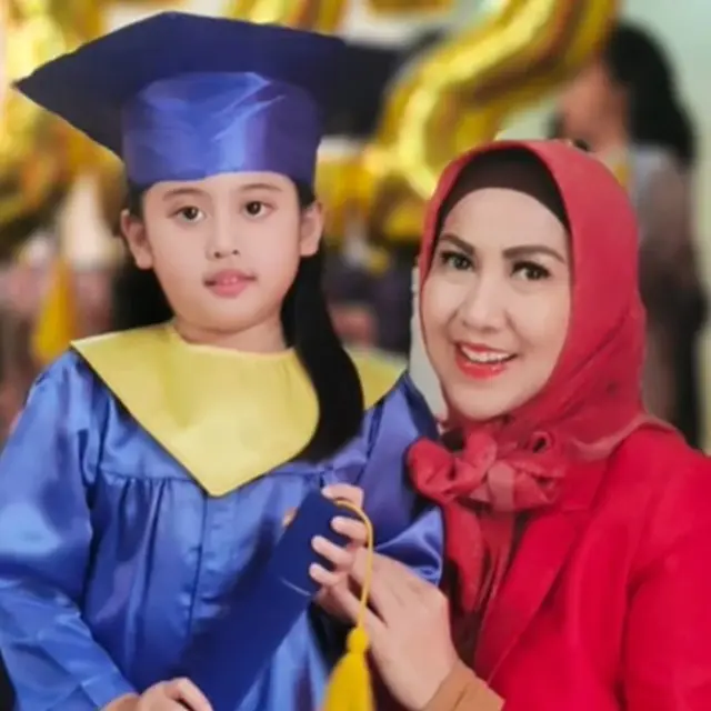Potret 6 Artis Hadiri Momen Kelulusan Anak Angkat, Penuh Rasa Bangga
