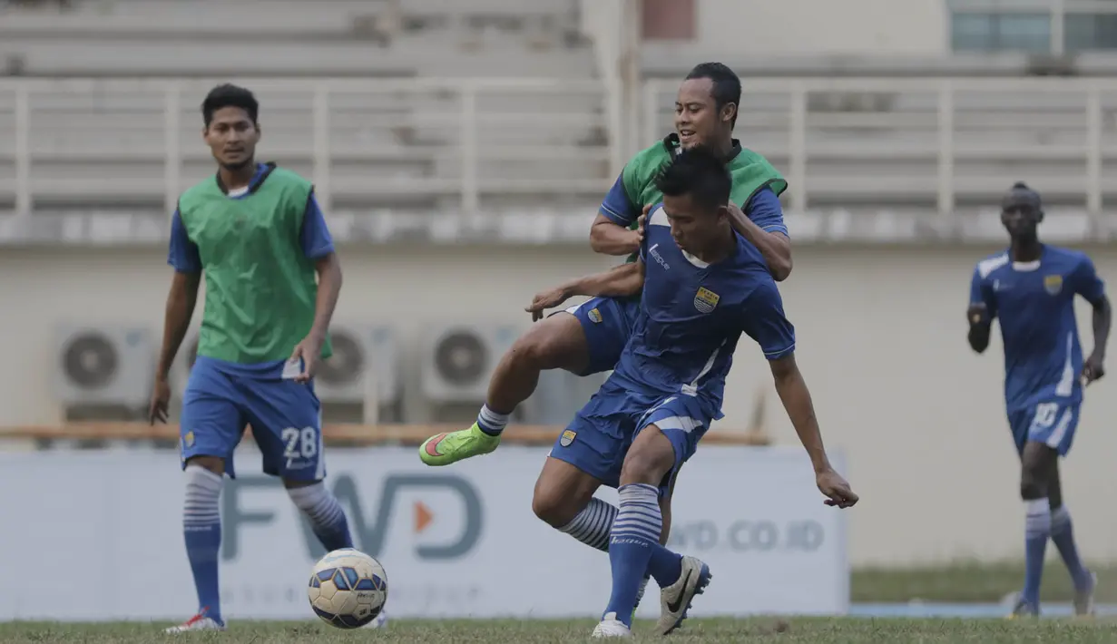 Pemain Persib, Rudiyana berebut bola dengan Atep saat latihan jelang semi final Piala Presiden melawan Mitra Kukar di Stadion Aji Imbut, Tenggarong, Kaltim, Sabtu (3/10/2015). (Bola.com/Vitalis Yogi Trisna)