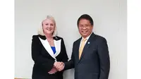 Menkominfo Rudiantara (kanan) dan Menteri Perindustrian dan Iptek Australia, Karen Andrews dalam pertemuan bilateral sebelum Forum G20 di Jepang. (Foto: Kemkominfo)
