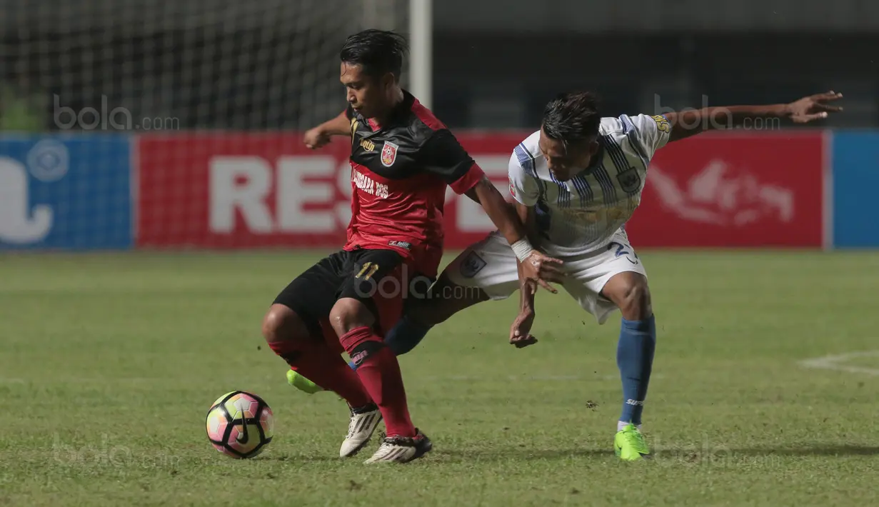 Pemain PS Mojokerto, Indra Setiawan (kiri) berusaha menerobos kawalan pemain PSIS Semarang, Safrudin Tahar pada laga 8 besar  grup Y Liga 2 Indonesia di Stadion GBLA, Bandung, Sabtu (18/11/2017). PSIS Semarang menang 3-0. (Bola.com/Nicklas Hanoatubun)