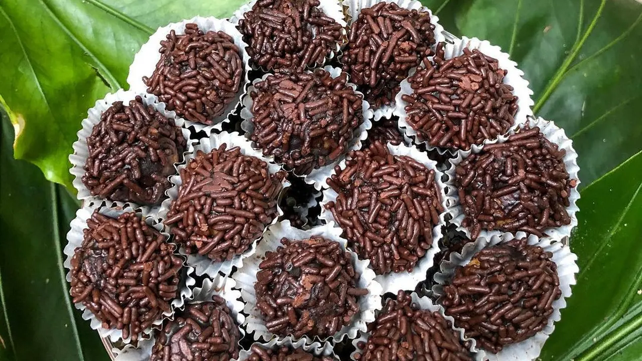 Sepiring bola-bola kue rambutan meses cokelat