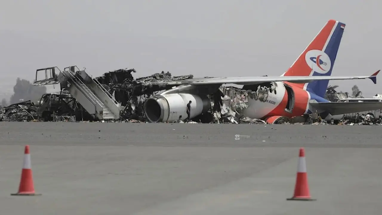 Agresi Israel terbaru yang menargetkan Bandara Internasional Sanaa telah menghalangi 800 jemaah haji Yaman untuk melakukan perjalanan haji ke Arab Saudi. (AP)
