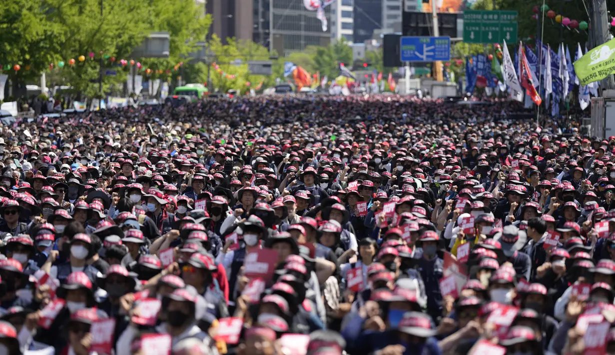Anggota Konfederasi Serikat Buruh Korea meneriakkan slogan-slogan saat unjuk rasa May Day di Seoul, Korea Selatan, Senin (1/5/2023). Sejumlah besar pekerja dan aktivis di negara-negara Asia memperingati May Day atau Hari Buruh Internasional pada Senin dengan seruan protes untuk gaji yang lebih tinggi dan kondisi kerja yang lebih baik, di antara tuntutan lainnya. (AP Photo/Lee ​​Jin-man)