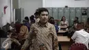 MenPANRB Yuddy Chrisnandi berada di ruang press room wartawan di Istana kepresidenan, Jakarta, Jumat (13/5). Tinjauan tersebut dilakukan untuk melihat aktifitas para wartawan saat menunggu agenda kegiatan kepresidenan. (Liputan6.com/Faizal Fanani)