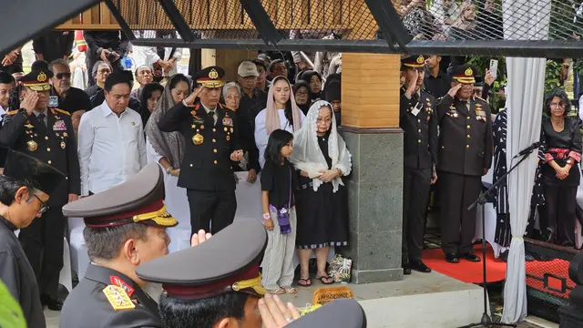 Kapolri di Pemakaman Meriyati Hoegeng