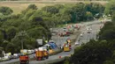 Tim medis ambulans saat menuju lokasi jatuhnya jet Hawker Hunter di Jalan Raya A27, Shoreham, Inggris, Minggu (23/8/2015). Pesawat yang tengah mengikuti Shoreham Airshow tersebut menewaskan sedikitnya tujuh orang. (REUTERS/Luke MacGregor)