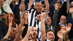 Kapten Juventus, Giorgio Chiellini mengangkat piala Coppa Italia usai mengalahkan Lazio di Final Coppa Italia di Olimpico Roma, Italia, Rabu (20/5/2015). Ini merupakan gelar ke 10 Juventus di coppa italia. (Reuters/Giampiero Sposito)