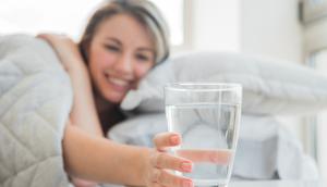 Beberapa penelitian menunjukkan bahwa konsumsi air dapat meningkatkan laju metabolisme melalui efek termogenesis, yaitu energi yang dibutuhkan tubuh untuk menyesuaikan suhu air dengan suhu tubuh. (foto/dok: freepik)