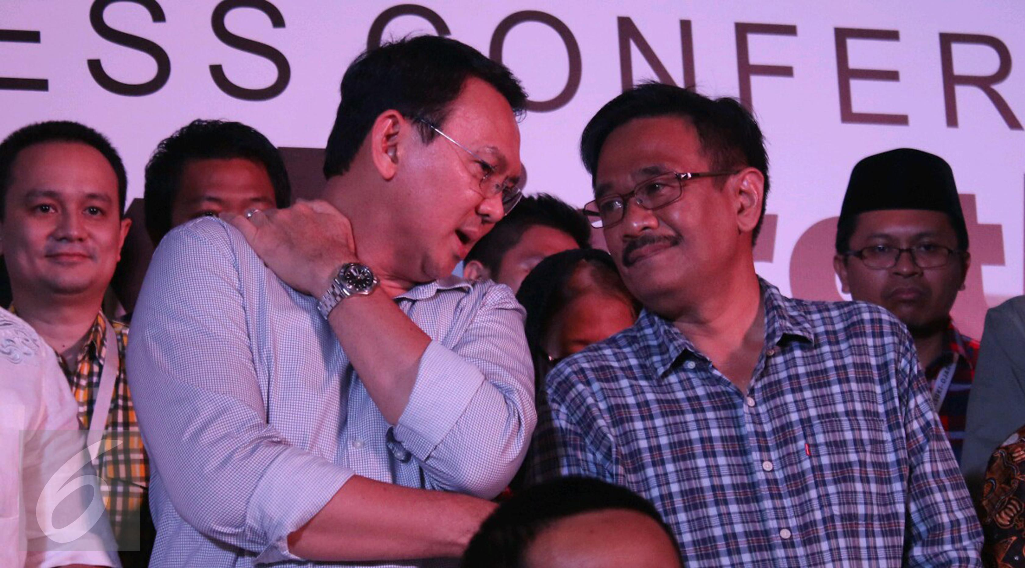 Ahok bersama Djarot saat konferensi pers terkait hasil hitung cepat Pilkada DKI 2017, Jakarta, Rabu (14/4). Ahok berjanji akan melunasi janji-janjinya selama menjabat sebelum lepas jabatan Oktober 2017. (Liputan6.com/Angga Yuniar)