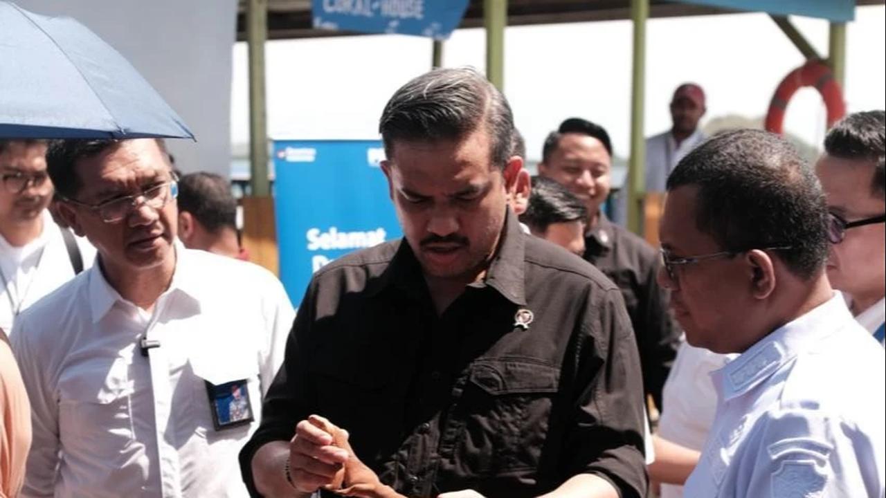 Menteri UMKM Maman Abdurrahman melakukan kunjungan kerja ke Pulau Rinca, Manggarai Barat untuk menyapa masyarakat serta meninjau langsung program pemberdayaan yang dijalankan PNM
