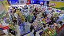 Pengunjung berbelanja bahan makanan dan persediaan saat mereka mempersiapkan diri seminggu menjelang bulan suci puasa Ramadan di supermarket di ibu kota Yaman, Sanaa, Selasa (6/4/2021). (AFP Photo/Mohammed Huwais)