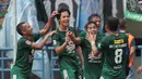 Para pemain Persebaya merayakan gol, Rishadi Fauzi ke gawang pemain PSPS Riau pada laga 8 Besar Liga 2 Grup Y di Stadion GBLA, Bandung, Sabtu (18/11/2017). Persebaya Menang 1-0. (Bola.com/Nicklas Hanoatubun)