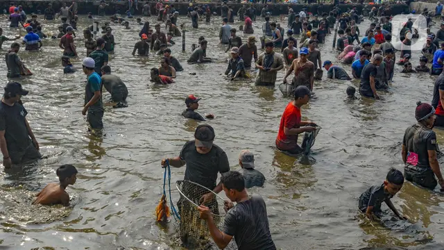 Menjaga Tradisi Ngubek Empang di Depok