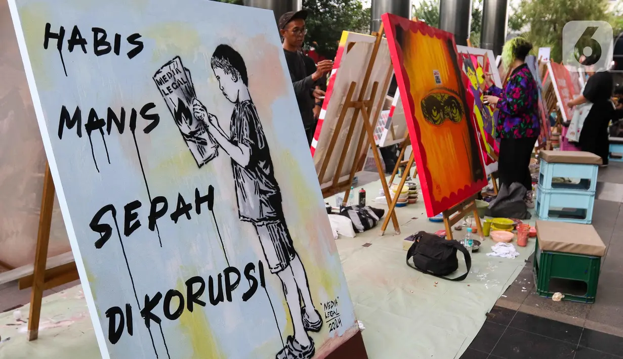 Sejumlah seniman lukis menumpahkan imajinasinya terkait "Korupsi" untuk dijadikan sebuah karya seni, di lobby Gedung Merah Putih Komisi Pemberantasan Korupsi (KPK), Jakarta, Senin (9/12/2024). (Liputan6.com/Herman Zakharia)