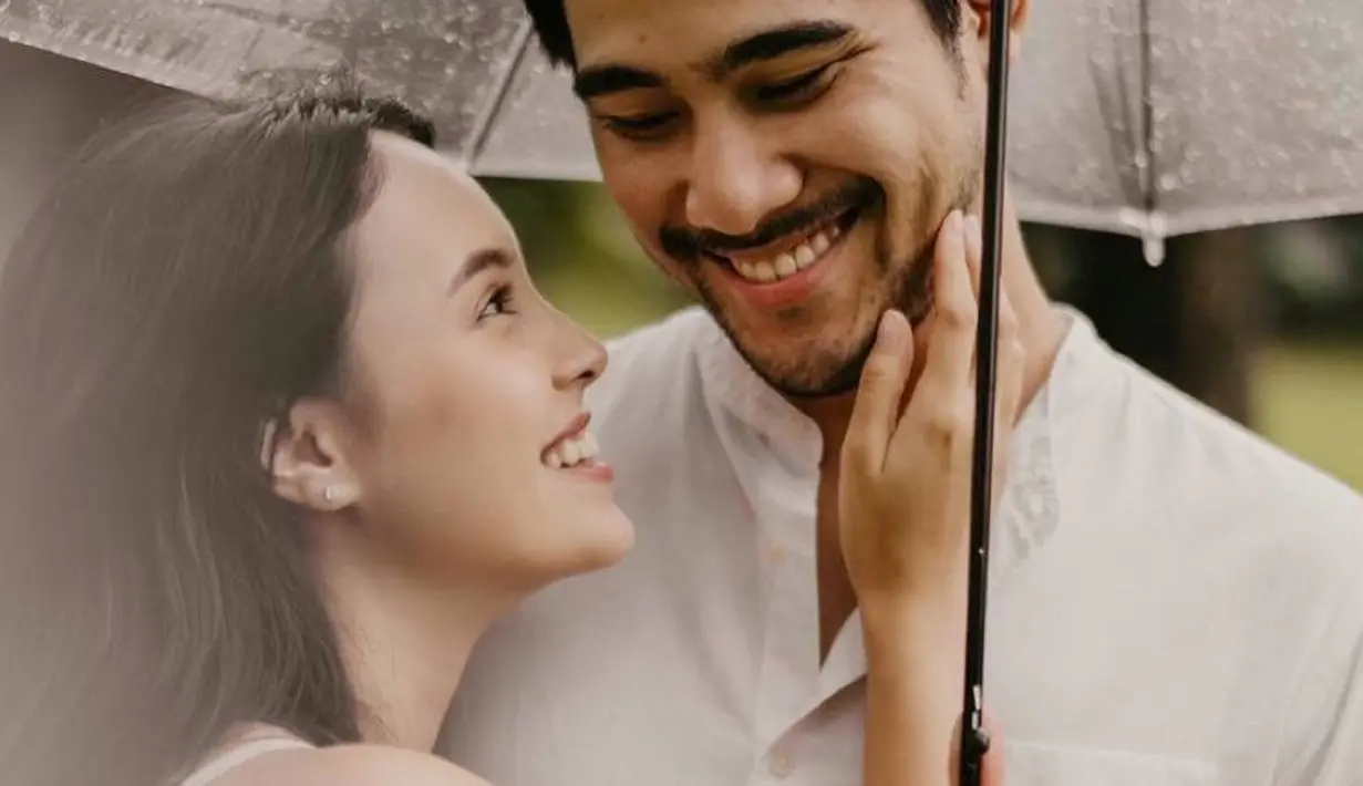 Bahkan pada 2021 lalu, keduanya sempat membagikan hasil pemotretan mesra yang yang kabarnya sebagai pemotretan prewedding. Kala itu aktris yang bermain film Yo Wis Ben 3 ini nampak serasi dan dikabarkan akan segera menikah. (Liputan6.com/IG/@anggikabolsterli)