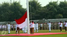 Ribuan kader Partai Gerindra melakukan upacara pengibaran bendera HUT RI ke-70 di Lapangan Nusantara Polo Club, Bogor, Jawa Barat, Senin (17/8/2015). Upacara dipimpin langsung Ketua Umum Partai Gerindra, Prabowo Subianto. (Liputan6.com/Helmi Fithriansyah)