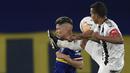 Gelandang Boca Juniors, Jorman Campuzano, berebut bola dengan gelandang Libertad, Sergio Aquino, pada laga grup H Copa Libertadores di Estadio La Bombonera, Rabu (30/9/2020) dini hari WIB. Boca Juniors bermain imbang 0-0 atas Libertad. (Juan Mabromata/Pool via AP)