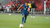 Chanathip Songkrasin menjadi salah satu pemain Thailand yang sukses menjadi pencetak gol terbanyak di ajang Piala AFF 2020. Ia sukses melesatkan dua gol saat semifinal leg pertama menghadapi Vietnam dan dua gol saat partai final leg pertama melawan Indonesia. (affsuzukicup)