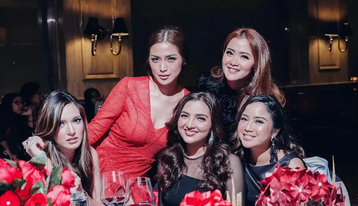 Presenter Jessica Iskandar baru saja merayakan ulang tahun yang ke-30 tahun pada 29 Januari silam. Beberapa teman ikut merayakan ulang tahun ibu satu anak itu termasuk teman geng Girlsquad. (Instagram/inijedar)
