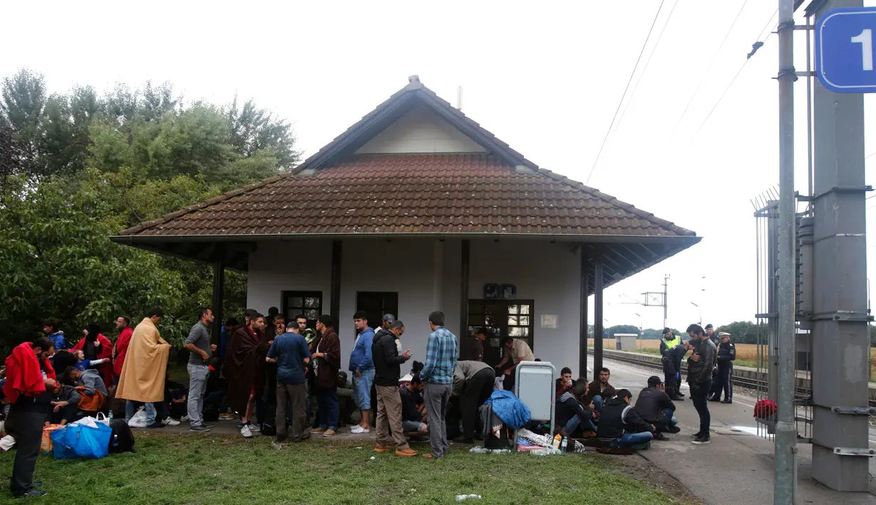 Sejumlah imigran beristirahat di ruang tunggu stasiun Nickelsdorf, Austria, Sabtu (5/9/2015). Sekitar 2.000 imigran menembus Austria setelah pemerintah Hungaria mengizinkan para pencari suaka ke negara selanjutnya. (REUTERS/Heinz-Peter Bader)
