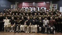Timnas Indonesia U-16 bersama staf PSSI saat acara pelepasan Timnas U-16 ke piala AFF di Jakarta, Kamis, (6/7/2017). Piala AFF U-15 akan berlangsung 9-22 Juli di Thailand. (Bola.com/M Iqbal Ichsan)