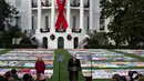 Gedung Putih AS juga memajang simbol pita merah yang menjadi lambang global kampanye kesadaran HIV/AIDS. (Annabelle Gordon/Getty Images North America/Getty Images via AFP)