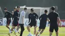 Penyerang Korea Selatan, Son Heung-min mengontrol bola selama sesi latihan tim di Al Egla Training Site 5 di Doha, Qatar, Rabu, 23 November 2022. Korea Selatan akan bertanding melawan Uruguay pada pertandingan perdana Grup H Piala Dunia 2022 Qatar, Kamis (24/11/2022) pukul 20.00 WIB. (AP Photo/Lee Jin-man)