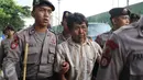 Seorang pengemudi Go-Jek bernama Siswanto (tengah) menjadi korban dari amukan oknum sopir taksi yang berada di dekat gedung TVRI Senayan, Jakarta, (22/3).Pria ini mengaku dihadang dan dipukuli oleh sejumlah pengemudi taksi. (Liputan6.com/Herman Zakharia)
