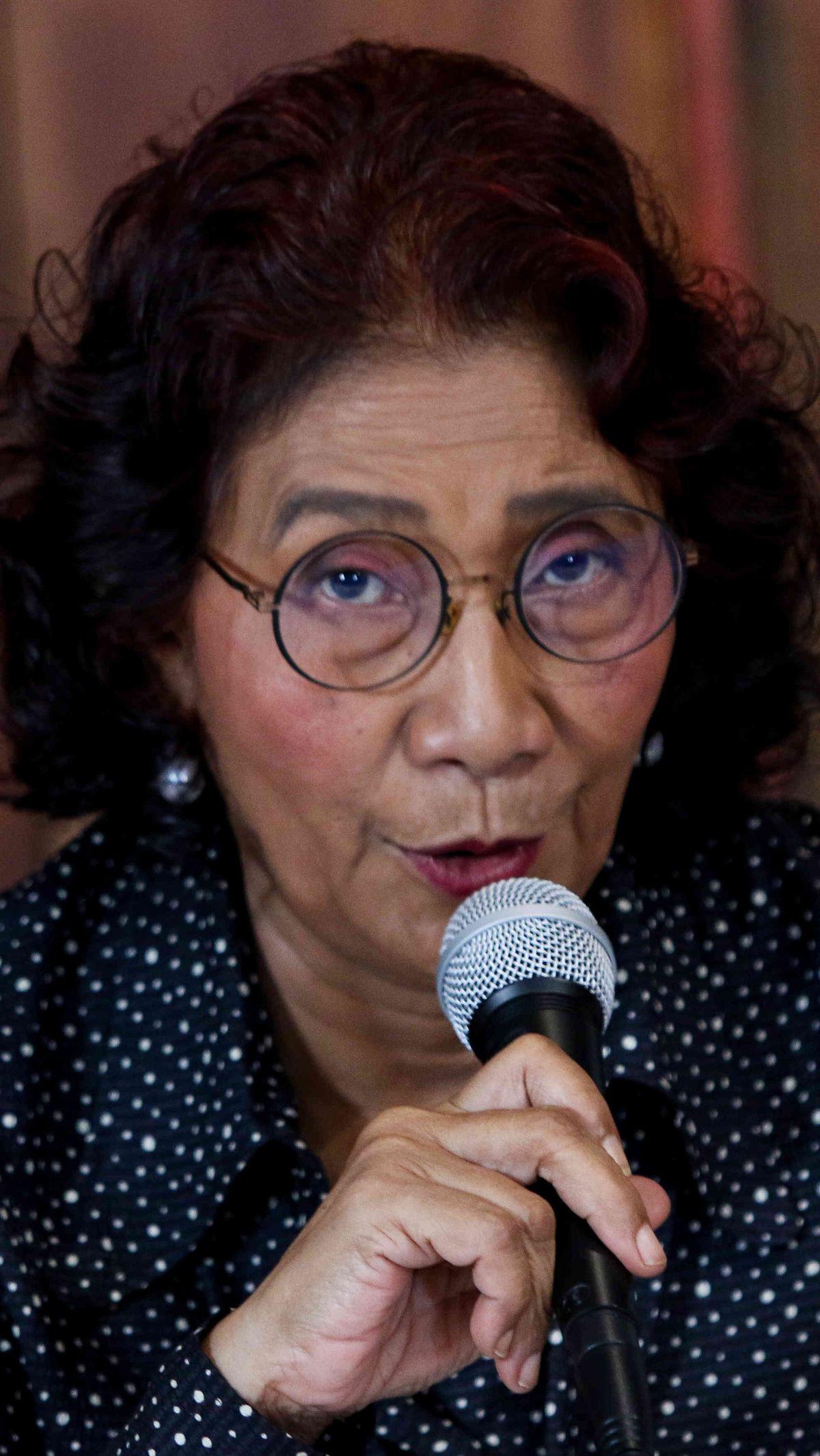 Sebagian besar orang mungkin sudah tidak asing dengan sosok wanita satu ini. Ia dikenal sebagai wanita nyentrik dengan suara khasnya. Ya, wanita tersebut merupakan Susi Pudjiastuti. <br>